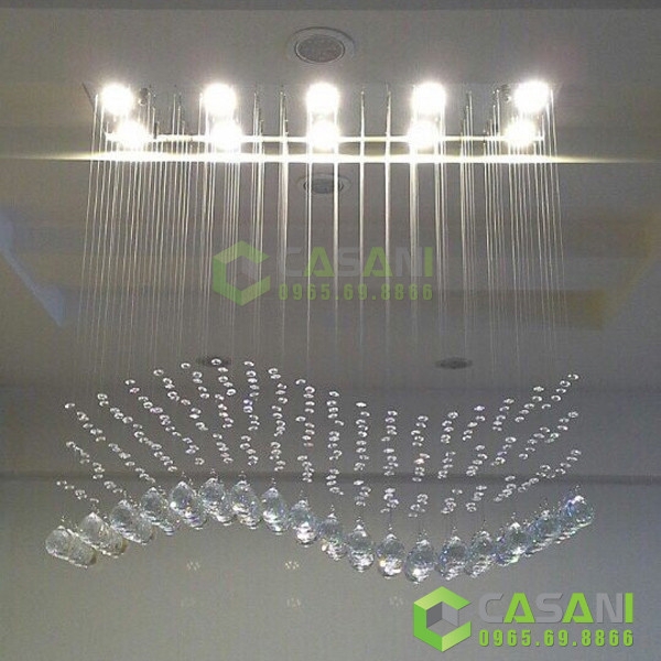 Đèn chùm pha lê thả thông minh PL007 lượn sóng, mâm inox gương trắng hình chữ nhật, 216 dây treo, 12 mắt COB, KT(mm): 1200 x 400 x 1000